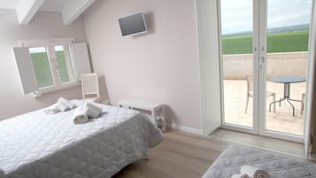 Quarto clássico | Roupas de cama premium, cofres nos quartos, escrivaninha