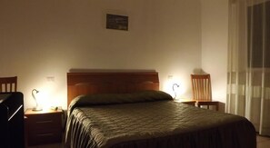 Camera con letto matrimoniale o 2 letti singoli | Minibar, una scrivania, letti aggiuntivi (a pagamento), Wi-Fi gratuito