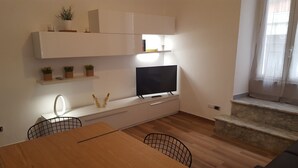 Suite – deluxe, kjøkken | Spiseområde på rommet