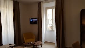 小型套房 | 高档床上用品、客房内保险箱、办公桌、遮光窗帘