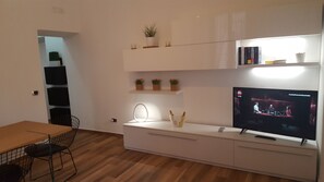 Deluxe Suite, Kitchen | Living room | 32-inch LCD TV with digital channels, TV - Una Finestra su Monti (Rome)