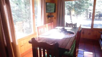 Bungalow, 3 Bedrooms | In-room dining