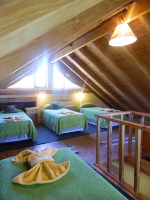 Bungalow, 2 habitaciones | Decoración personalizada y cortinas blackout 