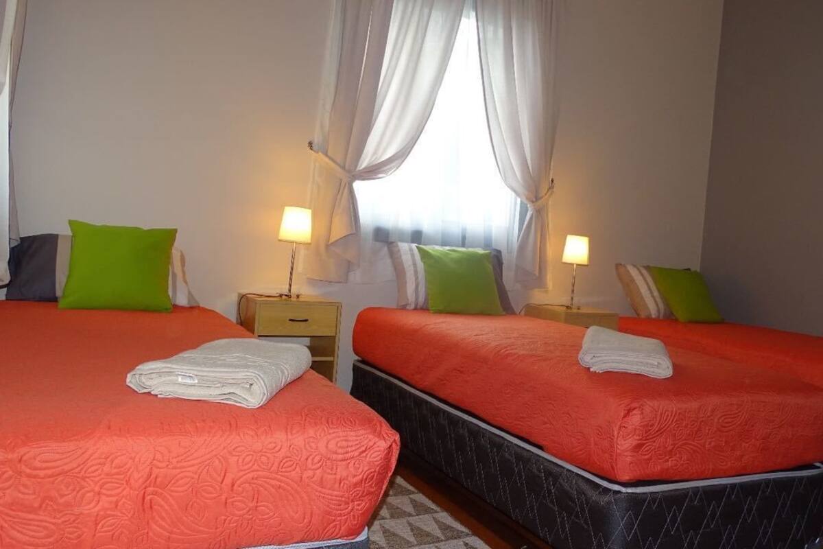 Chambre Triple, 3 lits une place, salle de bains commune | Minibar, Wi-Fi gratuit