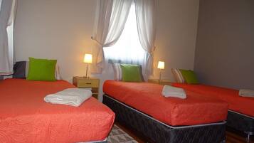 Chambre Triple, 3 lits une place, salle de bains commune | Minibar, Wi-Fi gratuit