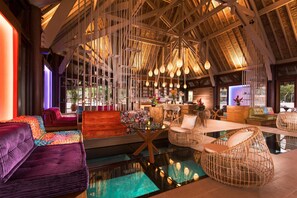 Cocktailbar, uitzicht op de zee, dagelijks geopend