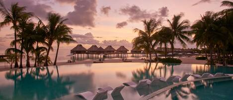 Kolam renang outdoor, dengan cabana gratis dan payung kolam renang