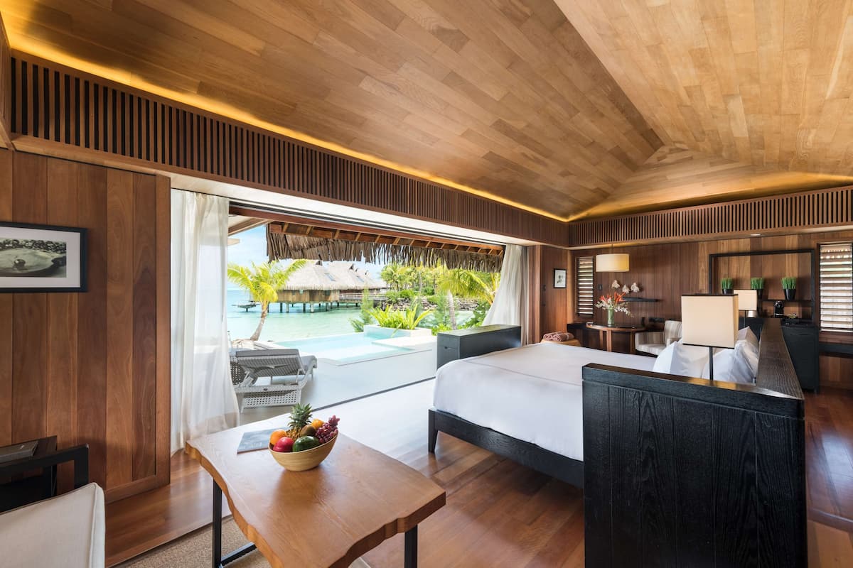King Beach Pool Villa | Minibar, in-room safe, desk, laptop workspace