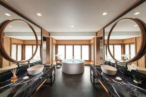 King, 别墅, 使用泳池, 水上 | 浴室 | 独立的浴缸和淋浴、大花洒淋浴喷头、免费洗浴用品、吹风机