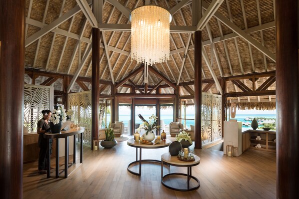 Couples treatment room(s), sauna, hot tub, steam room, body treatments