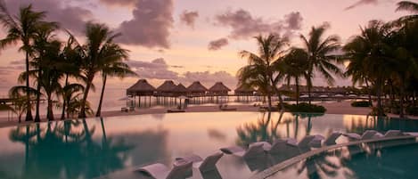 Alberca al aire libre y camas balinesas gratuitas