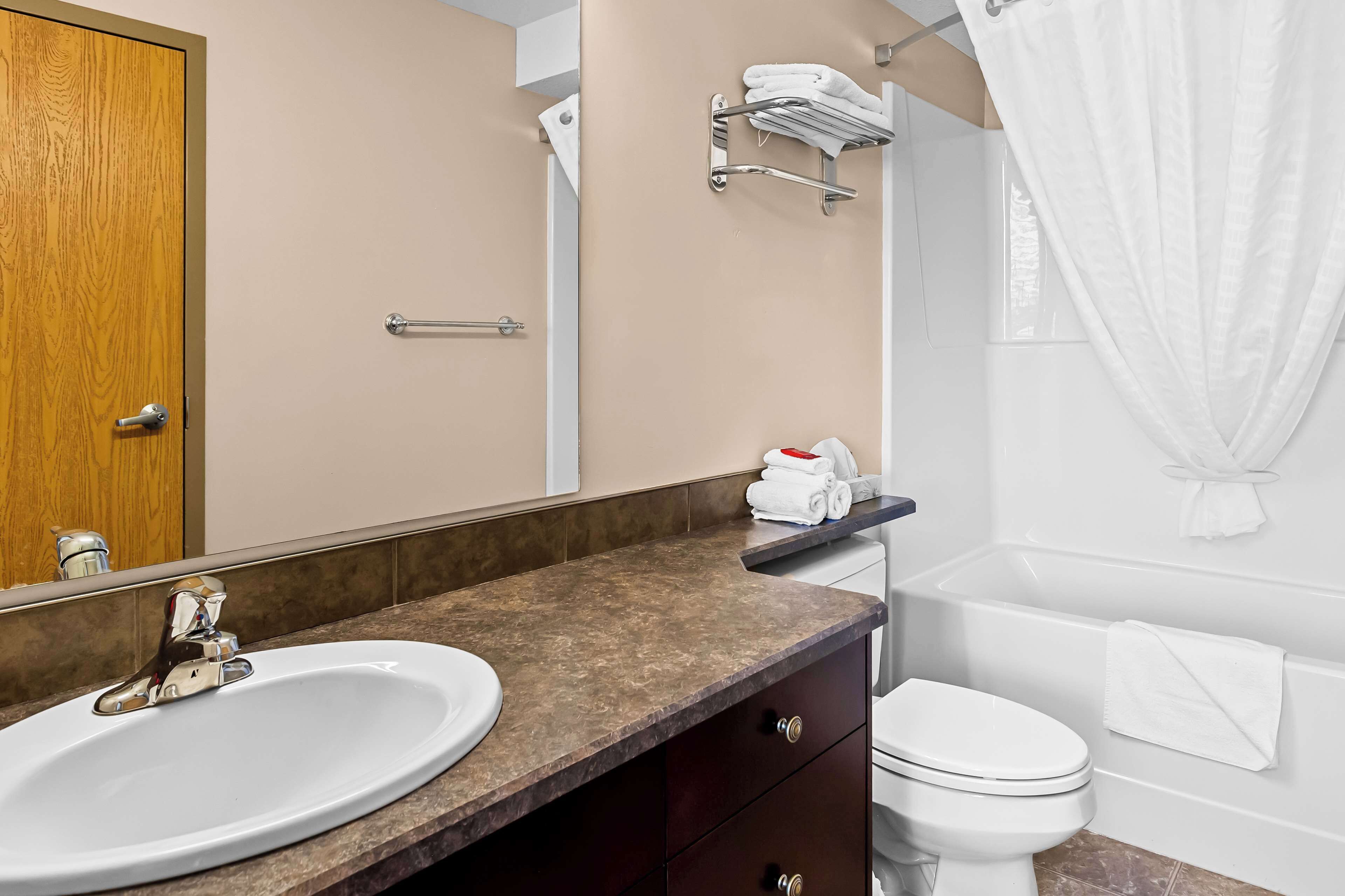 suite, 1 queen bed, kitchen, ground floor (living room) | bathroom | combined shower/bathtub, deep-soaking bathtub, free toiletries, towels