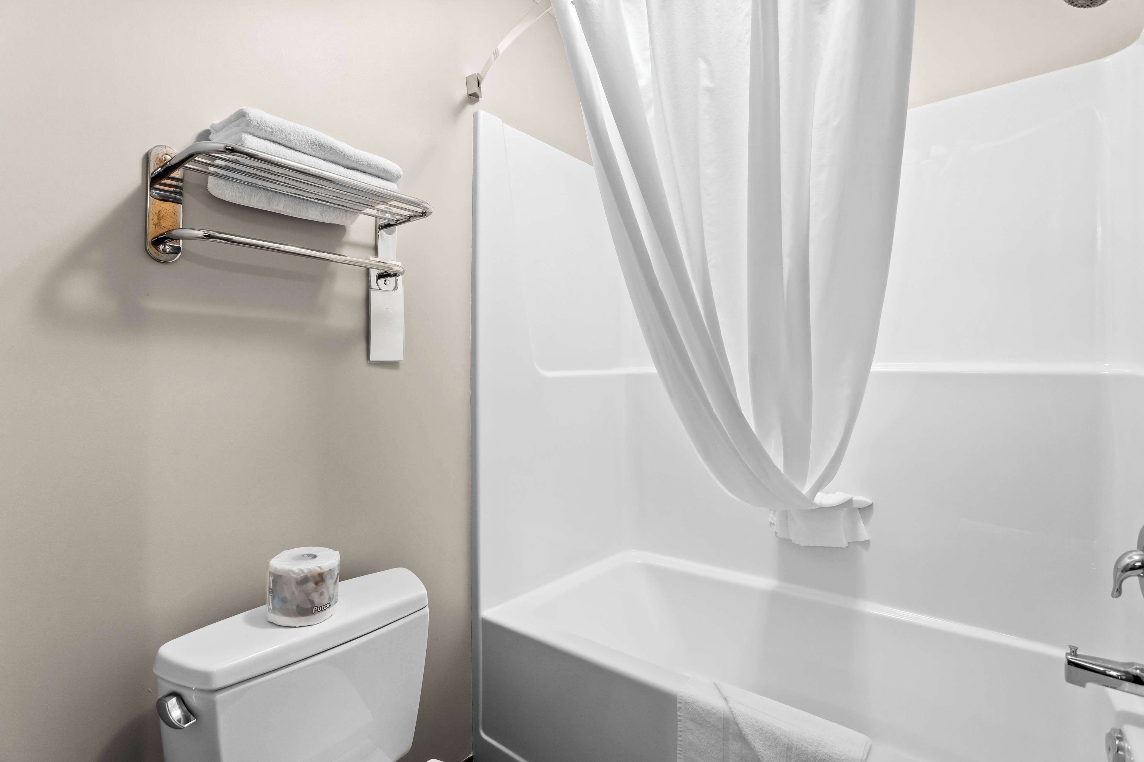 standard room, 1 king bed, non smoking, refrigerator & microwave | bathroom | combined shower/bathtub, deep-soaking bathtub, free toiletries, towels