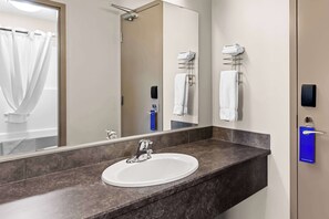 Combined shower/tub, deep soaking tub, free toiletries, towels - SureStay Hotel by Best Western Bassano (Bassano)