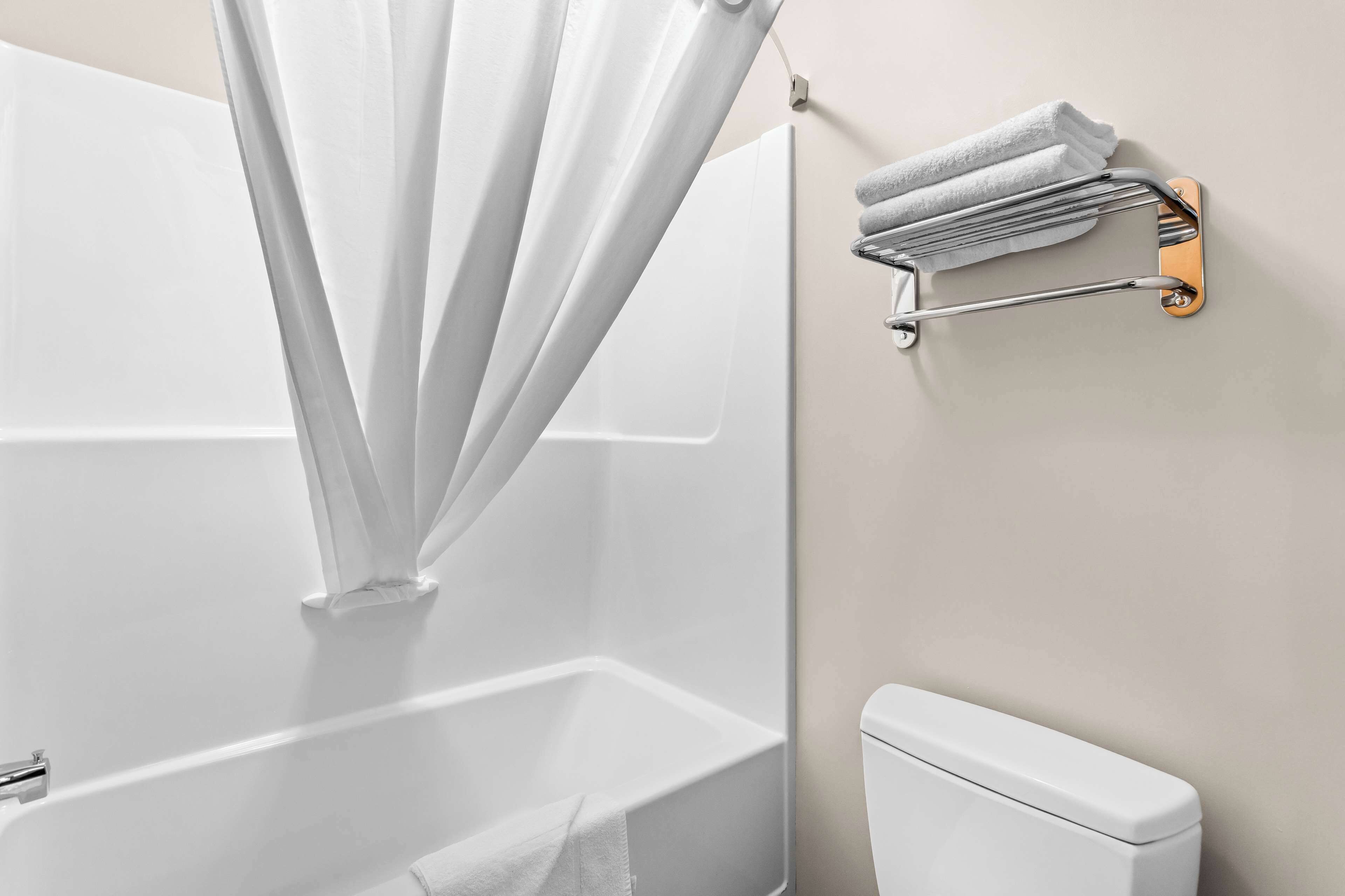 suite, 1 king bed, non smoking, jetted tub (2nd floor) | bathroom | combined shower/bathtub, deep-soaking bathtub, free toiletries, towels