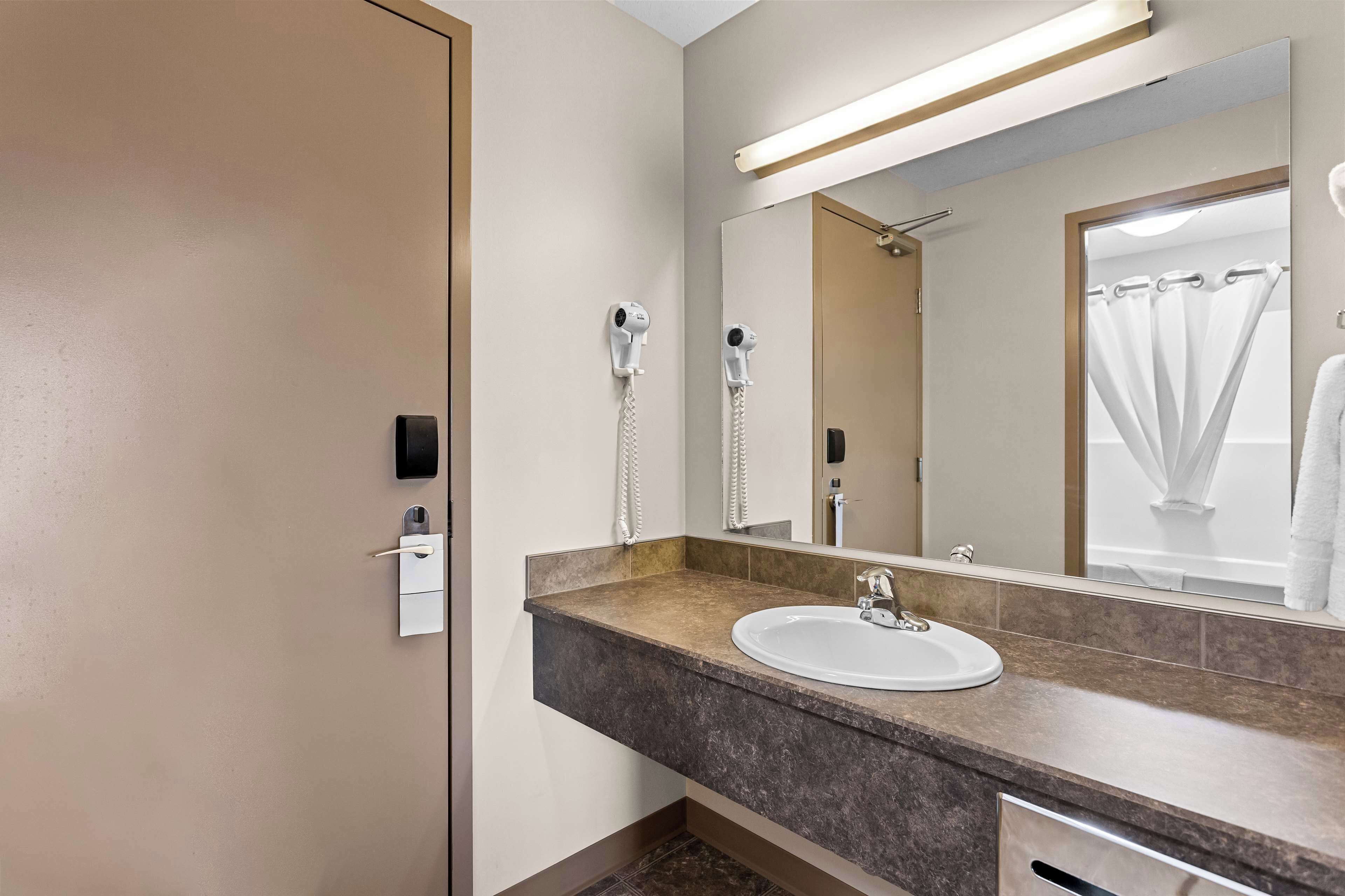 suite, 1 king bed, non smoking, jetted tub (2nd floor) | bathroom | combined shower/bathtub, deep-soaking bathtub, free toiletries, towels