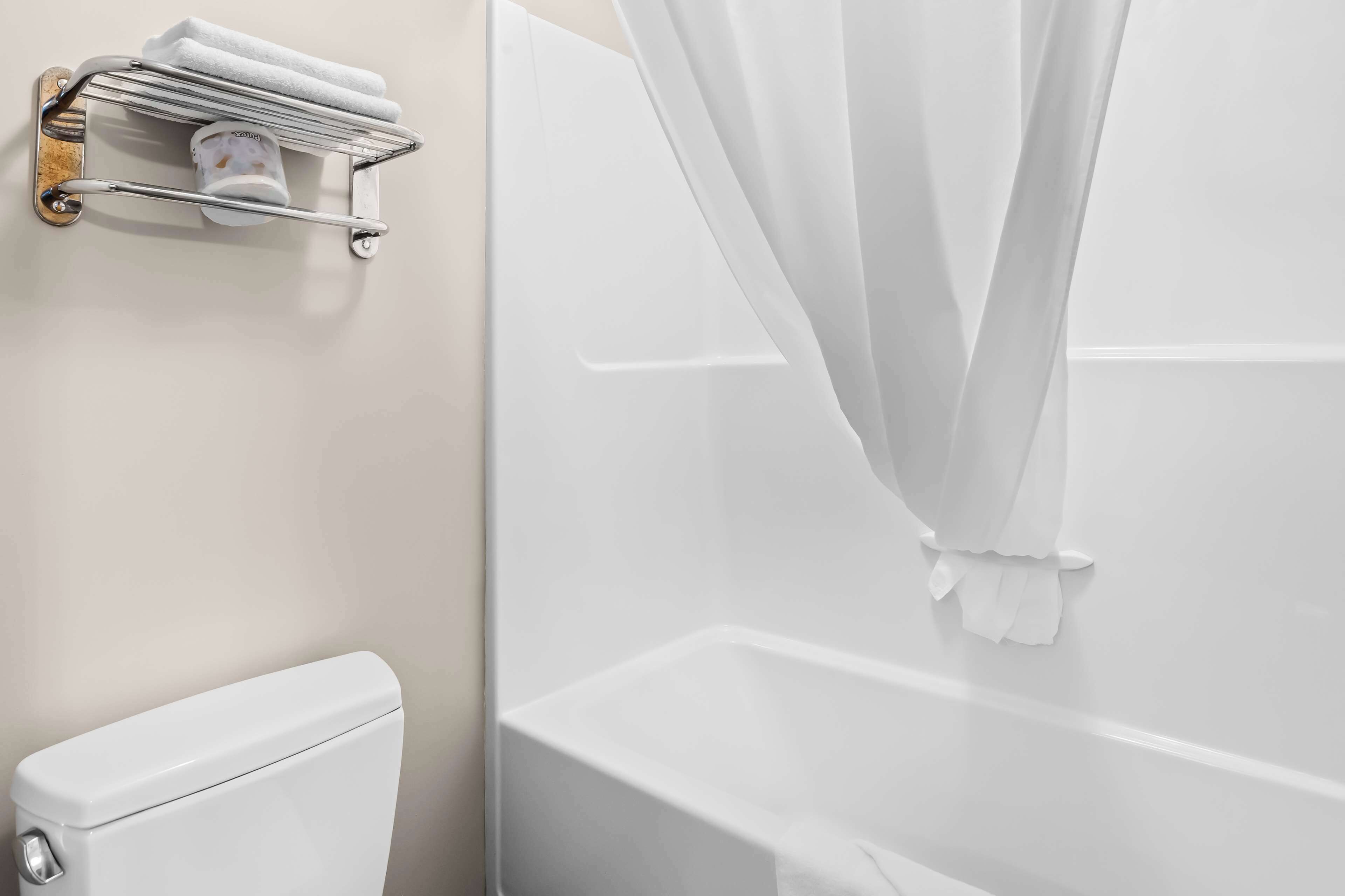 combined shower/bathtub, deep-soaking bathtub, free toiletries, towels