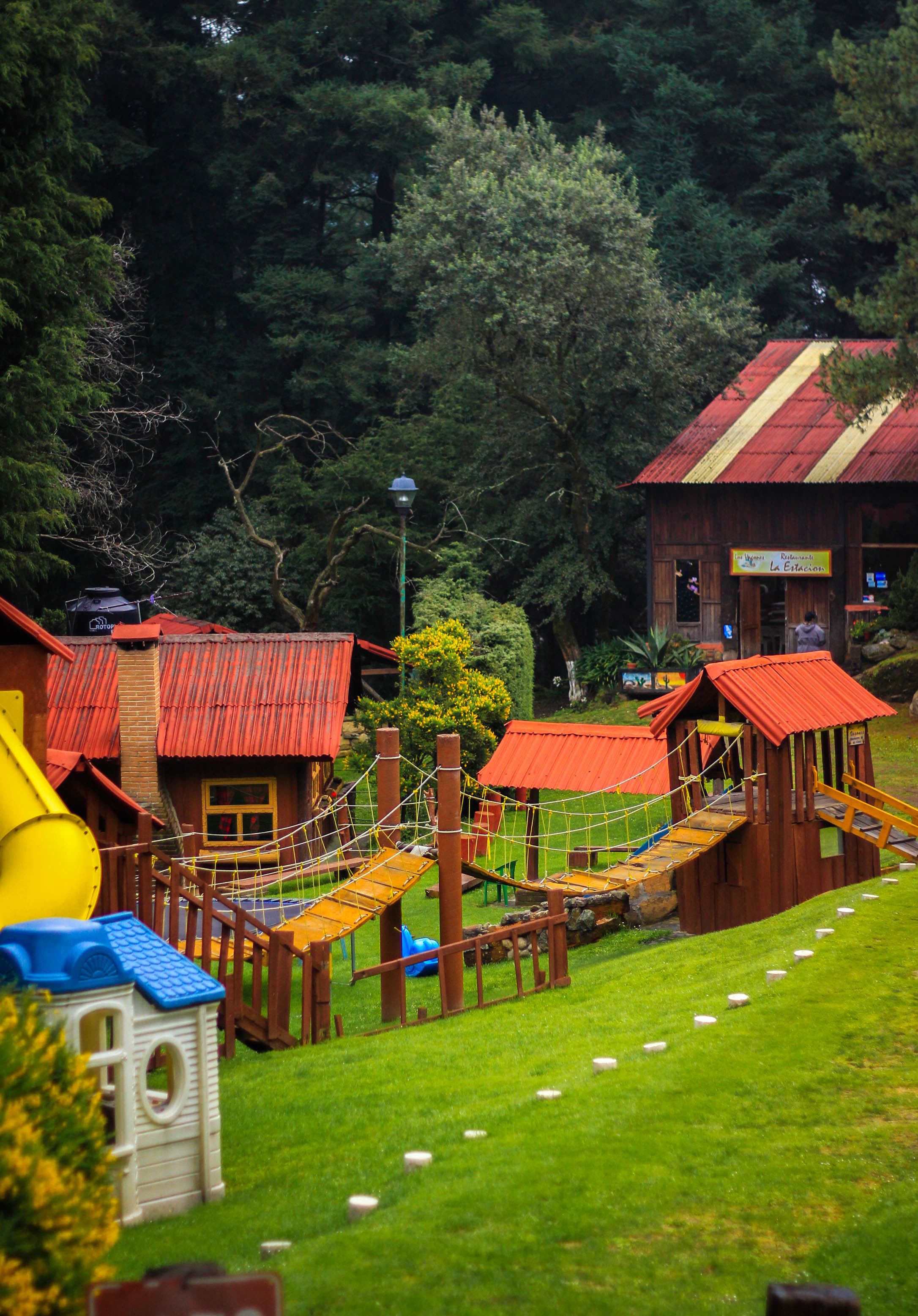 Lasten leikkialue ulkona