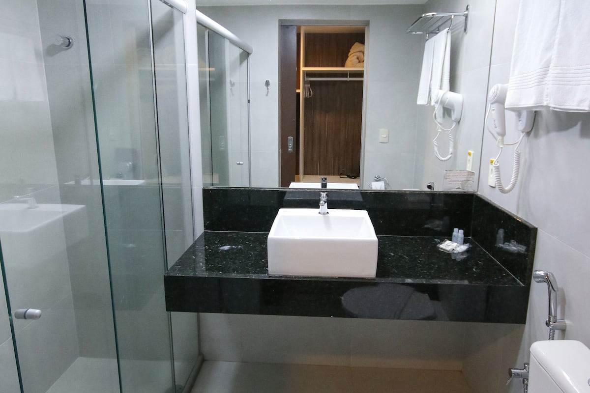 shower, free toiletries, towels