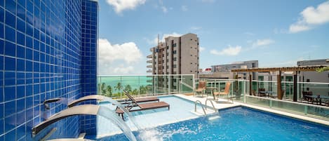 Piscine extérieure, chaises longues