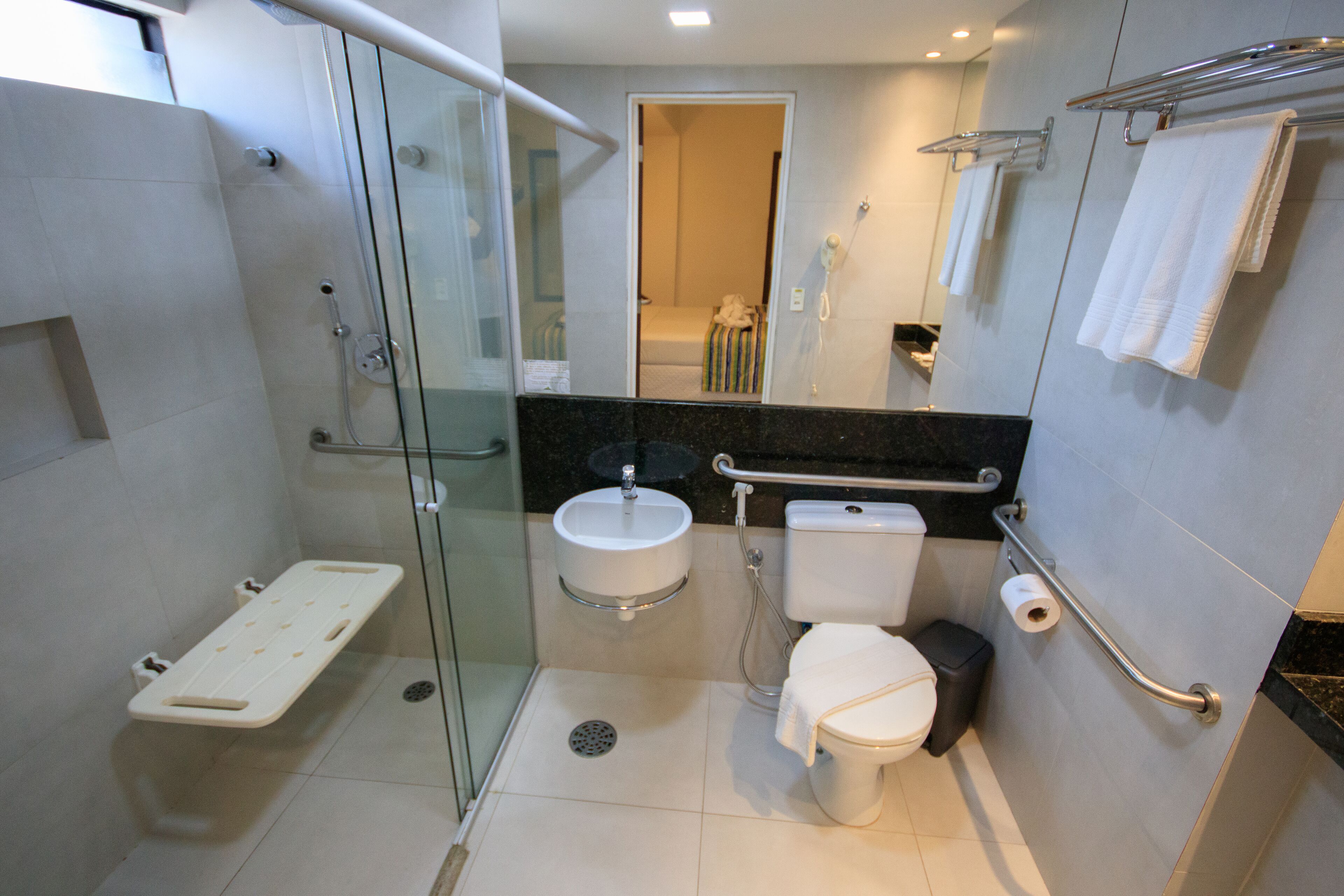 quarto superior vista cidade | bathroom | shower, free toiletries, towels