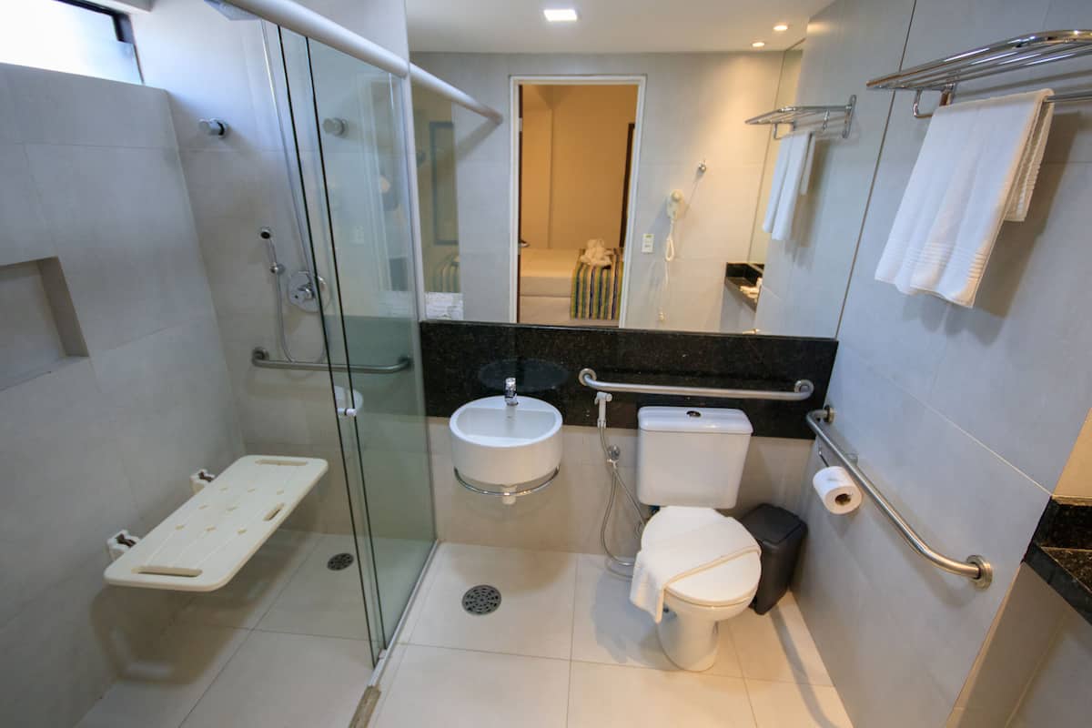 quarto superior vista cidade | bathroom | shower, free toiletries, towels