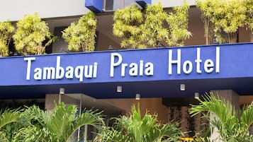 Señal del Hotel Tambaqui Praia, con fondo azul y letras blancas.