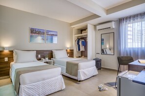 Quarto superior vista cidade | セーフティボックス (室内)、WiFi (無料)、ベッドシーツ