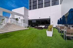 Outdoor dining - Hilton Miami Downtown (Miami)