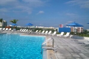 Outdoor pool, pool umbrellas - Hilton Miami Downtown (Miami)