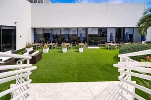Outdoor dining - Hilton Miami Downtown (Miami)