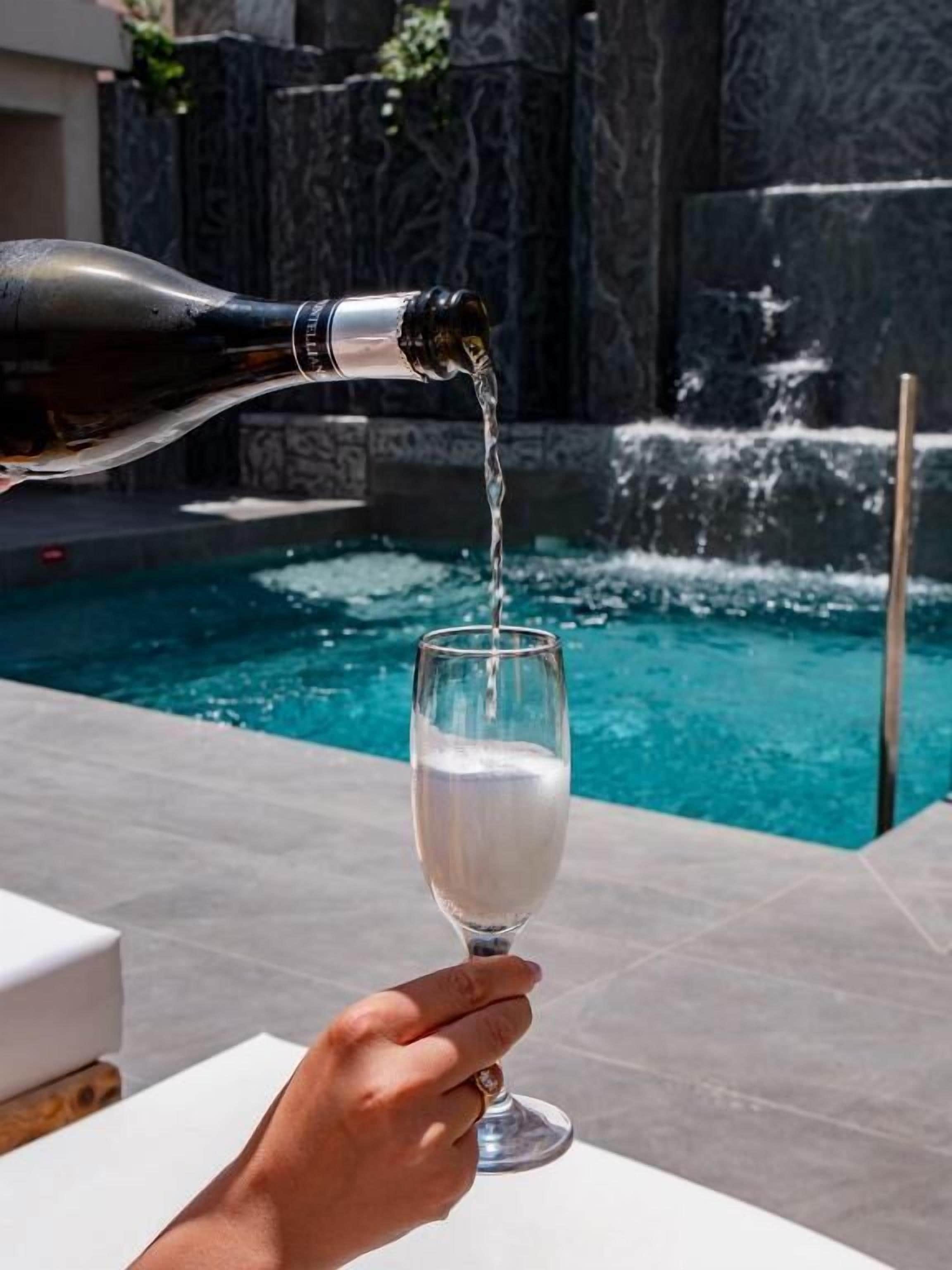 Piscina externa sazonal, funciona das 9h às 18h30, guarda-sóis