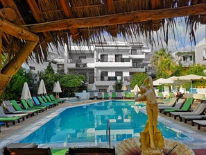 Piscine extérieure (ouverte en saison), parasols de plage