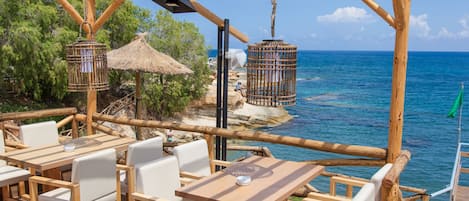 3 restaurants, breakfast, lunch, dinner served; Greek cuisine