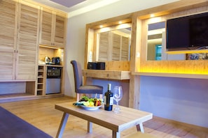 Suite junior | Decoración personalizada, muebles diferentes y cortinas blackout 