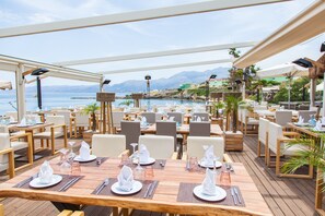 3 restaurantes; se sirven desayunos, almuerzos, cenas y cocina griega 