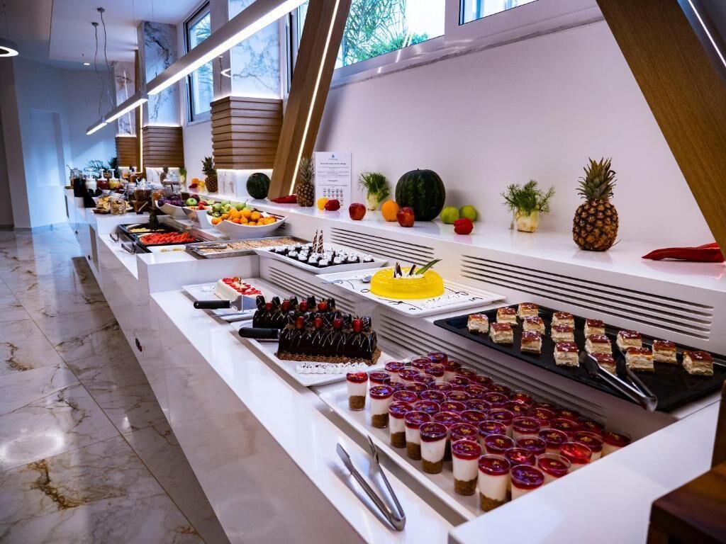 Een buffet met diverse gerechten en een presentatie van tropisch fruit.