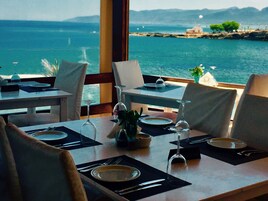 3 restaurants, breakfast, lunch, dinner served; Greek cuisine