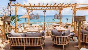 3 restaurants, serveren ontbijt, lunch, diner, Griekse gerechten