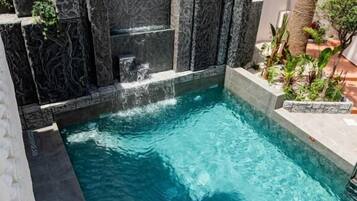 Piscina externa sazonal, funciona das 9h às 18h30, guarda-sóis