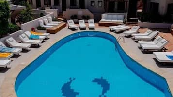 Piscine extérieure (ouverte en saison), parasols de plage