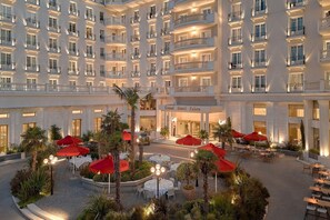 Outdoor dining - Grand Hotel Palace (Ampelokipoi-Menemeni)