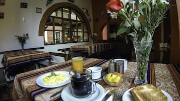 Desayuno completo todos los días (con cargo)