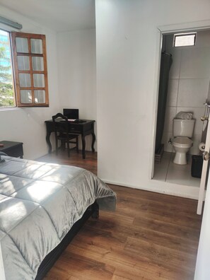 Economy Single Room, 1 Bedroom, Ensuite | Bathroom | Shower, free toiletries, towels - Hotel Muros Quito (Quito)