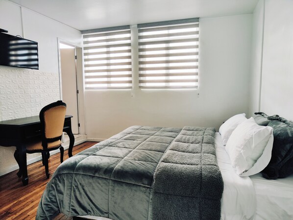 Standard Double Room | Premium bedding, minibar, in-room safe, desk - Hotel Muros Quito (Quito)