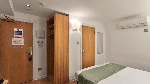 Room - Ambassadors (London)