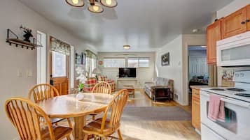 Duplex, 2 Bedrooms, Non Smoking | In-room dining
