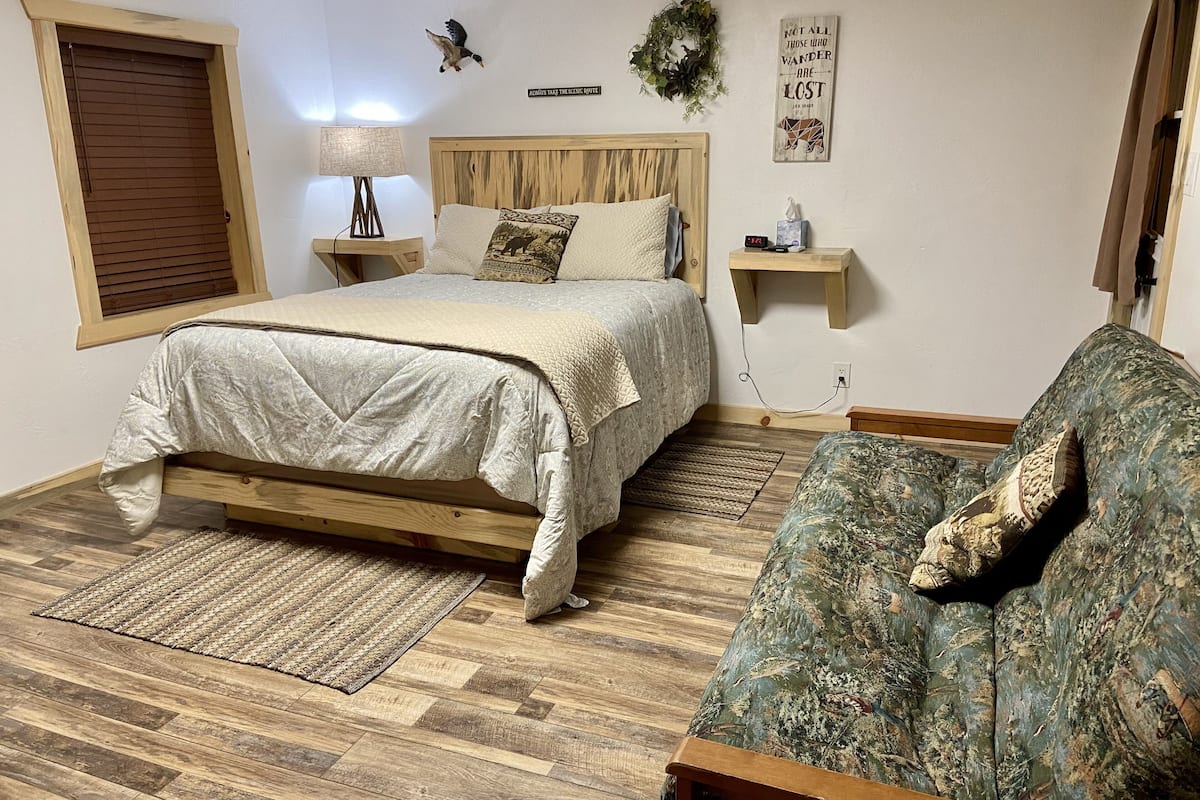 Studio Deluxe | Literie de qualité, lit avec matelas à plateau-coussin, décor unique