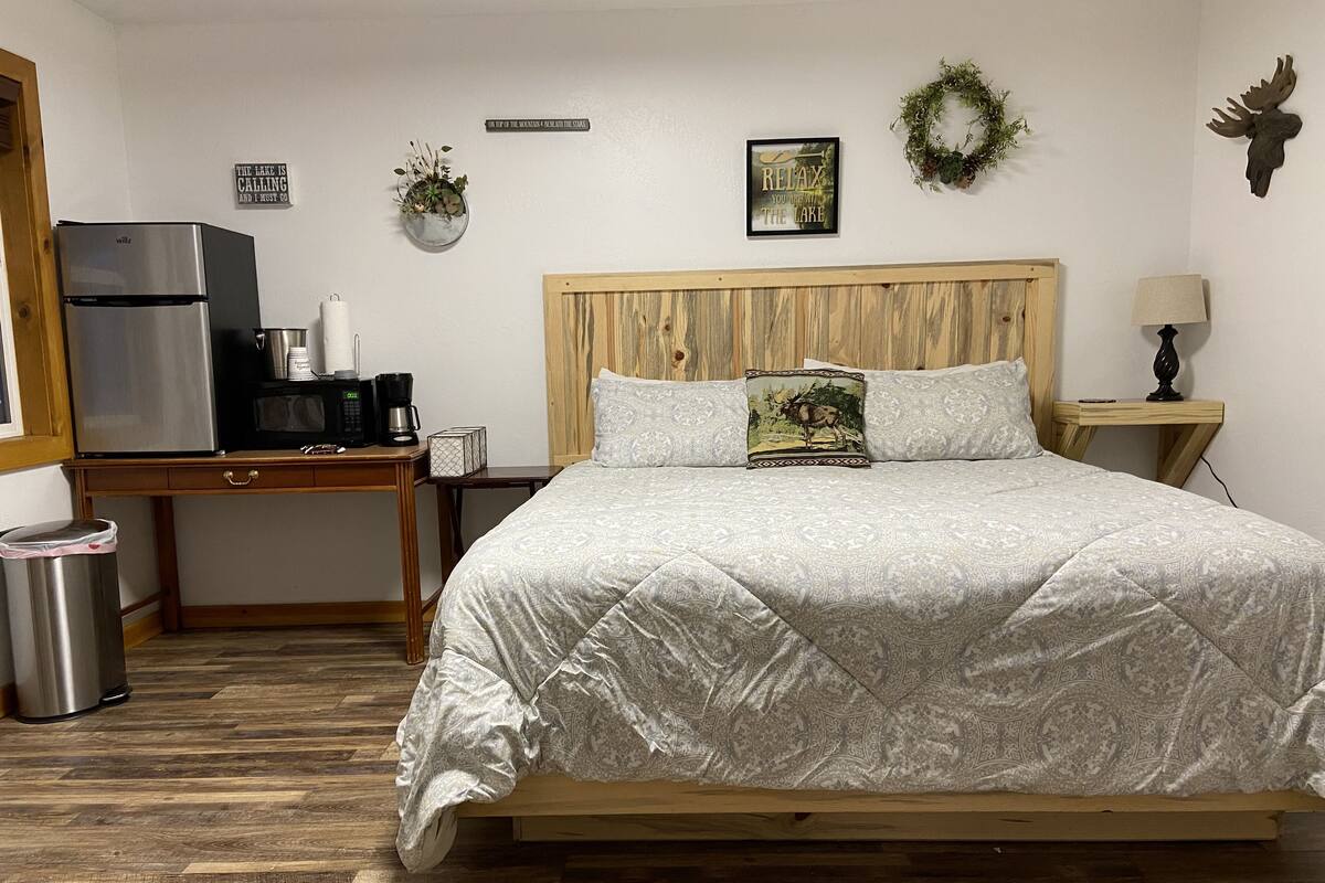 Kamar Basic, 1 Tempat Tidur King, akses difabel | Seprai premium, bantalan ekstra lembut, dan ruang kerja ramah laptop
