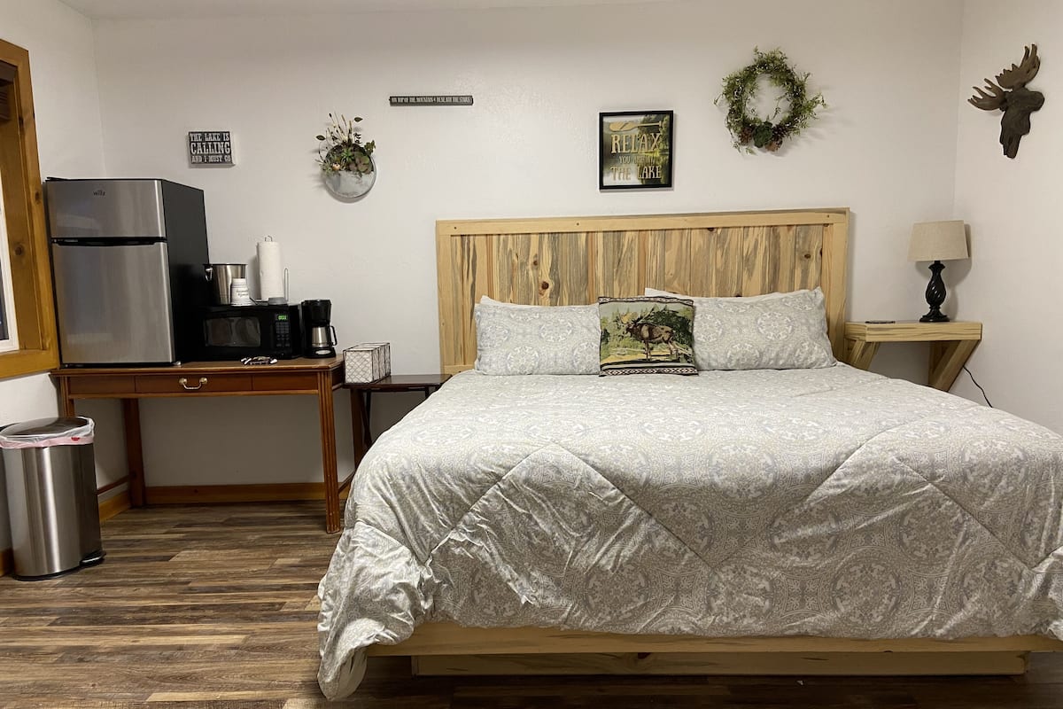 Chambre de base, 1 trÚs grand lit, accessible aux personnes à mobilité réduite | Literie de qualité, lit avec matelas à plateau-coussin, décor unique